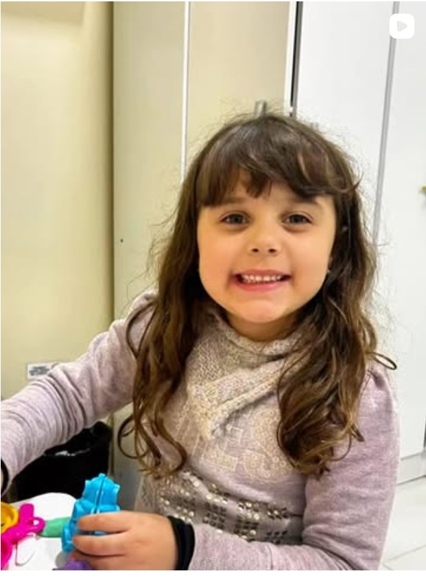 Criança sorrindo durante atividade terapêutica